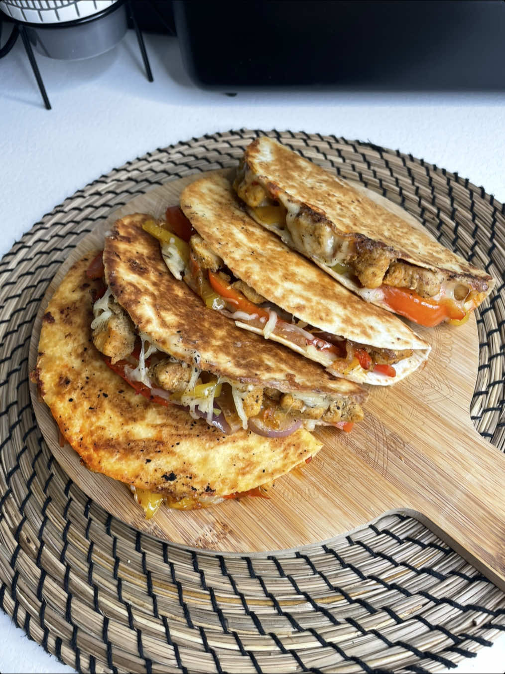 🌮 Quesadillas au poulet  Ingrédients : 	•	Blancs de poulet coupés en petits morceaux 	•	Huile d’olive 	•	Sel 	•	Poivre noir 	•	Paprika 	•	Ail en poudre 	•	Épices spéciales pour poulet 	•	1 oignon 	•	Poivron rouge 	•	Poivron jaune 	•	Beurre 	•	Tortillas 	•	Harissa (optionnel selon le goût) 	•	Mozzarella râpée Préparation 	1.	Mariner le poulet : Mélanger les morceaux de poulet avec huile d’olive, sel, poivre, paprika, ail en poudre et épices pour poulet. 	2.	Cuire le poulet dans une poêle jusqu’à ce qu’il soit bien doré, puis le retirer. 	3.	Préparer les légumes : Dans la même poêle, ajouter un filet d’huile d’olive, puis faire revenir l’oignon et les poivrons avec sel, poivre et paprika jusqu’à ce qu’ils soient tendres. 	4.	Assembler la quesadilla : Faire fondre un peu de beurre dans la poêle, déposer une tortilla, étaler un peu de harissa, ajouter du poulet, des légumes et de la mozzarella. 	5.	Plier et cuire la tortilla en deux, appuyer légèrement avec une spatule, puis la faire dorer des deux côtés. #quasadilla #recetterapide#recettesimple #tortilla #mexicain