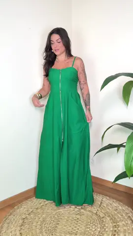 ❤️🎄🎅 Vocês pediram e já podemos ver cores Natalina por aqui ✨️ Escolhemos com muito amor e cuidado o seu look para as festas de final de ano. Vestido longo com zíper frontal. Lastex na parte de trás. Tamanho único veste tranquilamente até 44. Perfeito💖 R$119,99 5 cores disponíveis  Vem pra Japamodastricot 🌸