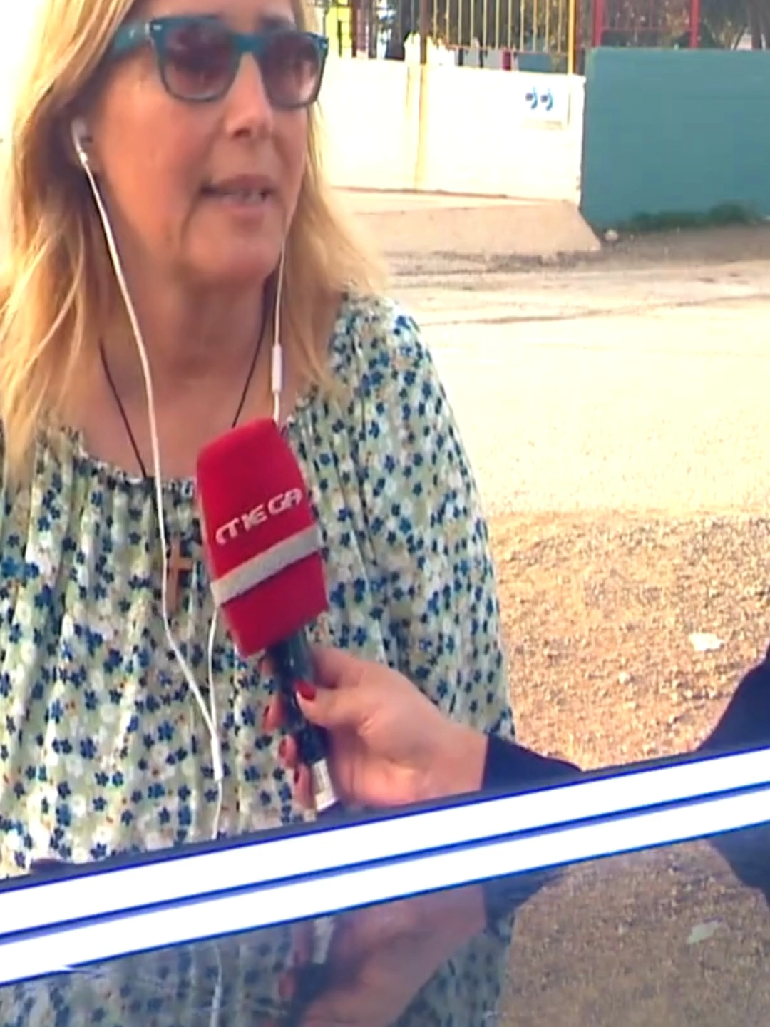 🔴 Συνεχίζει να επιμένει στους ισχυρισμούς της η δασκάλα που κατήγγειλε 6χρονο μαθητή για θωπεία, υποστηρίζοντας ότι στόχος της ήταν η προστασία του παιδιού και η ανάγκη να μπουν όρια από τους γονείς. Όπως δήλωσε, μέσα στα 25 χρόνια υπηρεσίας της «πρώτη φορά της συμβαίνει κάτι τέτοιο», τονίζοντας πως οι εκπαιδευτικοί αγαπούν όλα τα παιδιά, αλλά είναι ευθύνη γονιών και σχολείου να τα προστατεύουν και να τα καθοδηγούν. Η δασκάλα ανέφερε ότι δεν επικοινώνησε αρχικά με την οικογένεια γιατί περίμενε παρέμβαση του σχολείου, ενώ μετά την καταγγελία, η μητέρα του παιδιού την αντιμετώπισε με έντονο τρόπο. Η υπόθεση συνεχίζει να προκαλεί αντιδράσεις και συζητήσεις για τα όρια, την παιδική συμπεριφορά και τον ρόλο του σχολείου στην αντιμετώπιση τέτοιων περιστατικών. #MegaGegonota #MegaNews #News #MegaTV