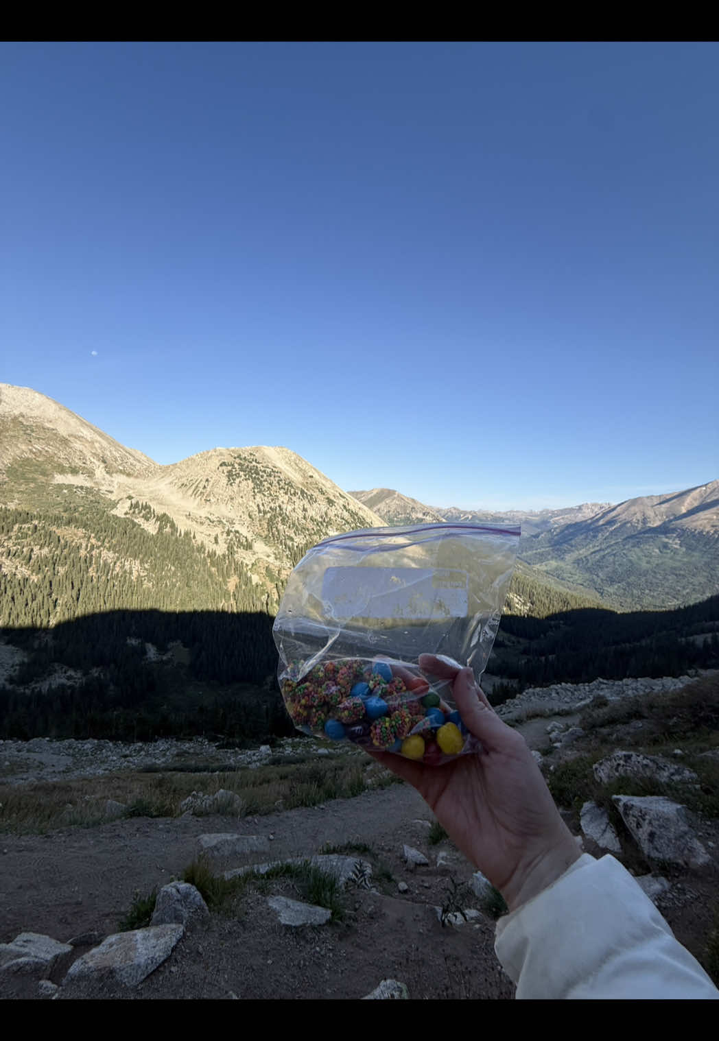 Never bored. Always jamming 🤘🏻 #smallcontentcreators #roadtrip #colorado #traveltips 