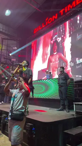 好像全场的人都很喜欢他们，是男的出名还是女的出名呢？