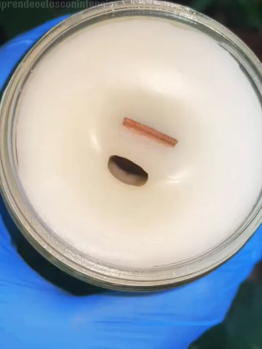 ¡Tu vela tiene burbujas! 😫 No es mala suerte, la verdad REAL es la TÉCNICA de vertido y TEMPERATURA 💡, comentá REAL 👇 para aprender el truco 👩‍💻, y envíanos un mensaje privado para la capacitación profesional ✉️.  #velasartesanales  #velasaromaticas  #hechoconamor #velasdecorativas  #DIY 