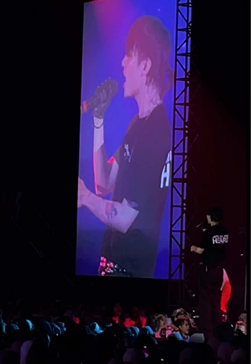 Always get goosebumps listening to this song, and seeing him sing it live with so much emotion made it all feel so real. Thank you @eaJ for making such a heartfelt song 🤍#eaj #eajinjakarta #whentherainstops