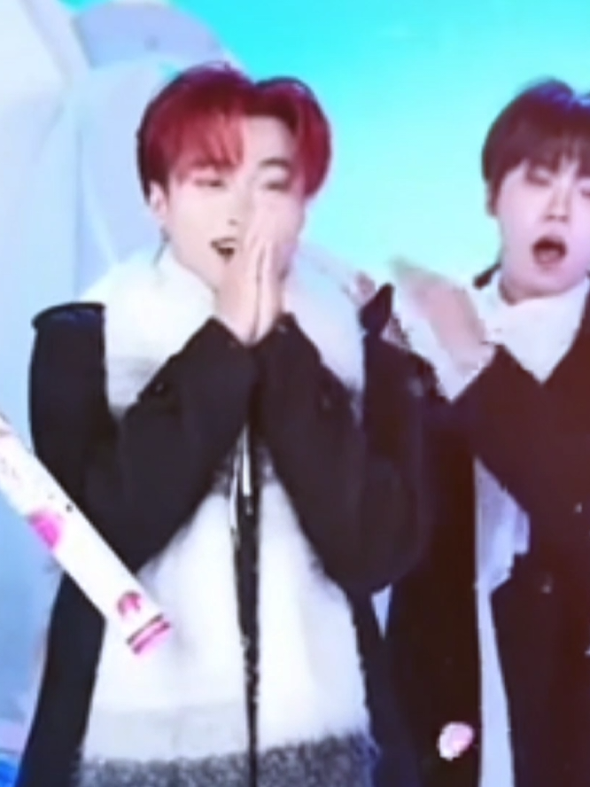 The reaction can't lie🥺 long time you always got top 2 or 3 in king competition, and last time you top 5🥺 but now you got top 1❤️. The rank is not too important because love is everything🫶🏻 so proud of you✨ NEVER GIVE UP👑 #fox🦊 #aworld101 #xh #xuhong #livefest2025 