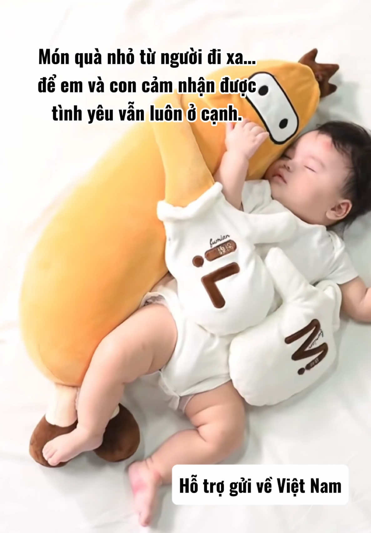 “Anh không ở cạnh, nên gửi chiếc gối mềm này thay anh ôm em ngủ mỗi đêm.” #GoiOmTinhYeu #XaNhauVanGan #quayeuxa #ngungonhon 