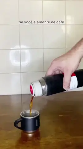 ​O segredo pra ter café quente e copo pra amiga! 🤯 Garrafa de inox que vem com 2 xícaras escondidas. Ideia genial! Link na Bio! 🔥 Comente 