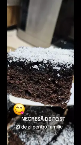 Rețeta :400g făină  50 g cacao  1praf de copt  1 linguriță  de sare  100 g zahăr   320 g gem de prune  400 ml apă  minerală  200 ml ulei  Glazura: 30 g cacao  150 g zahăr  pudră  5 linguri  apă  fiartă 