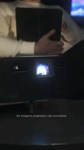 Ler com um projetor Epson = viajar sem sair de casa 🚀📚  Hoje, um castelo. Amanhã, uma galáxia.  Pra onde você quer que a sua próxima leitura te leve? 👀  #Epson #ProjetoresParaCasa #CinemaEmCasa #ExperienciaEpson