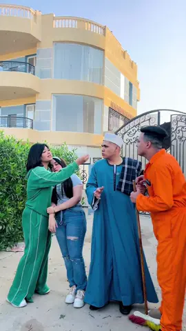 يفعلو شي غريب جدا مع البنت لكن الزبال ينقذها ف اخر لحظة 