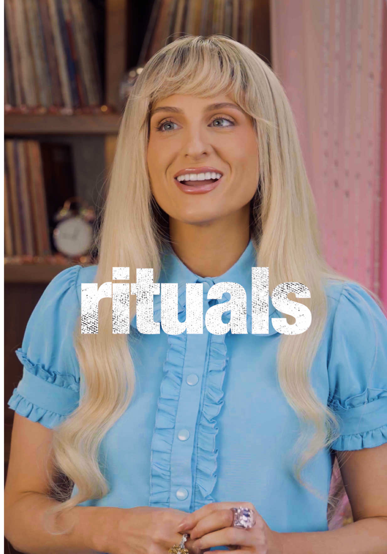 @Meghan Trainor’s pre-show rituals? A little fan moment, a little parent-life realness, and one iconic finger-in-the-air moment that lets everyone know she’s THAT girl tonight 🎀