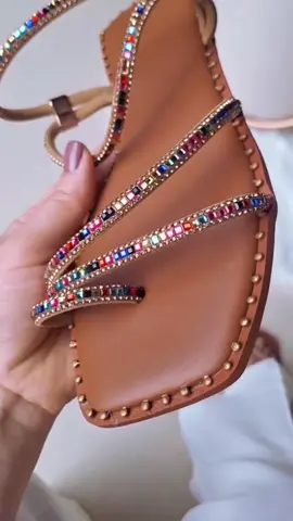 Link nos comentários. #sandaliasfemininas #sandaliarasteirinha #sandaliarasteira #sandaliacompedraria 