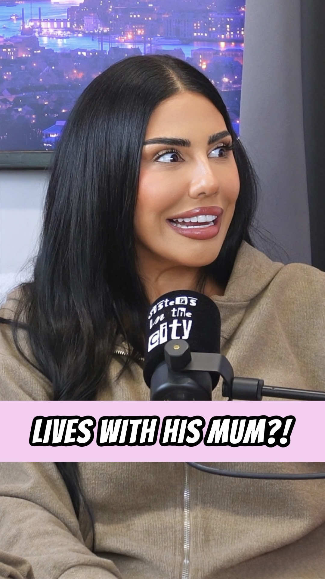 32 & still lives with his mum? 😳 Let us know your thoughts on this ⬇️ *PS. Anna’s camera was turned into HD by accident* S16 EP 10 - Link in bio ⬆️ #storytime #girlstalk #redflags 