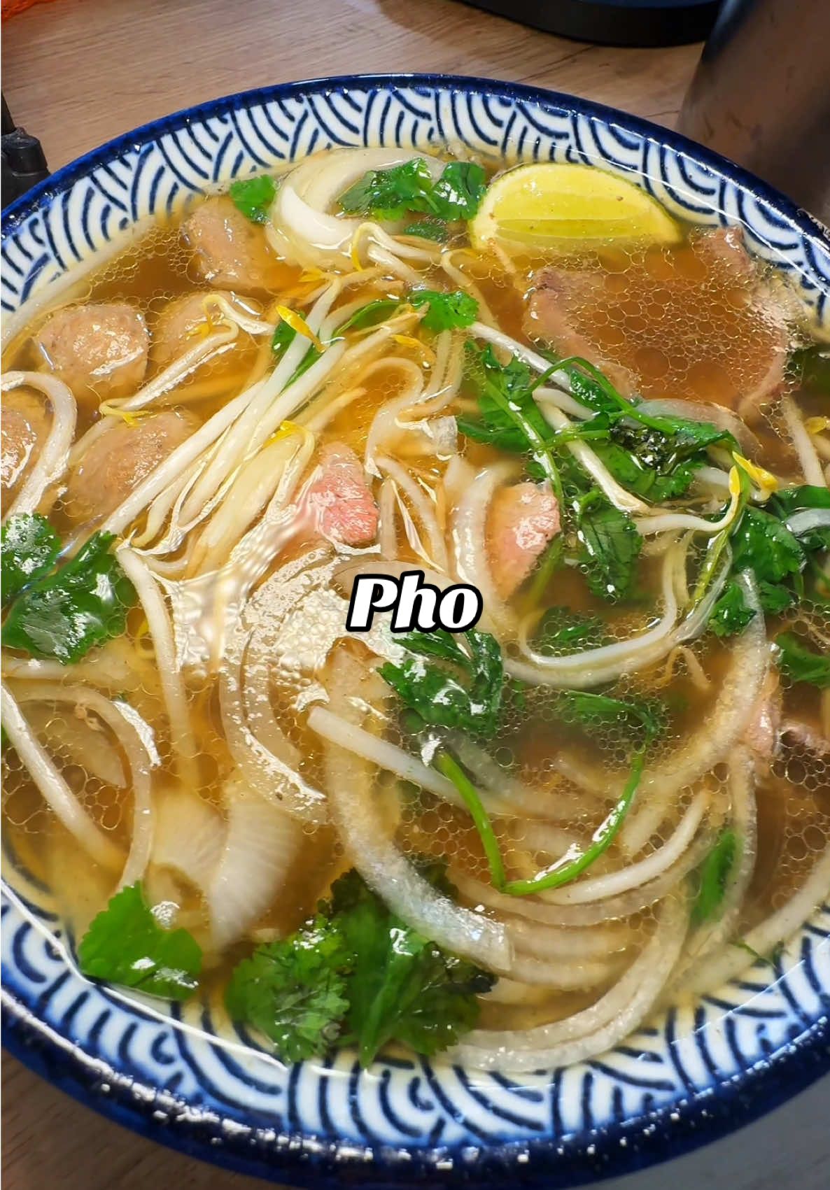 We gettin Pho tonight 🍜 Mit diesem Guide kriegt ihr die perfekte Pho Bo hin 🇻🇳  Zutaten: - je 1 kg Rinderknochen, Ochsenschwanz, Suppenfleisch (statt Ochsenschwanz könnt ihr auch mehr Knochen nehmen)  - ⁠2 große Zwiebeln - ⁠1 Stück Ingwer - ⁠je 1 Zimtstange und schwarzer Kardamom - ⁠1 TL Fenchelsamen, 2 TL Koriandersaat, 6-7 Nelken, 3 Sternanis - ⁠90 ml Fischsauce - ⁠1 Stück Kandiszucker - ⁠1 Steak, 1 Tüte Rinderbällchen (optional) - ⁠breite Reisnudeln - ⁠Sojasprossen, Koriander, weisse Zwiebel, Limette 1. Knochen und Fleisch in kaltem Wasser 10 min sprudelnd aufkochen und dann gut reinigen 2. Gewürze antoasten bis sie leicht zu dampfen beginnen 3. ⁠Zwiebel und Ingwer rösten bis sie dunkle Stellen haben 4. alles in den gereinigten Topf geben (ohne Seife, nur mit Schwamm) und mit warmen Wasser übergießen (ca. 4-5 Liter) 5. ⁠halb abgedeckt insgesamt 6 std auf Stufe 2/9 köcheln lassen 6. ⁠nach 3 Std Gewürze und Suppenfleisch entnehmen und falls nötig, Dreck und Öl von der Oberfläche abschöpfen 7. ⁠nach weiteren 2 Std mit Zucker und der ersten Hälfte Fischsauce abschmecken 8. ⁠am Ende zweite Hälfte Fischsauce dazugeben und nochmal Öl abschöpfen 9. ⁠die Brühe absieben; Rinderbällchen kochen und mit Nudeln, dem Gemüse sowie Steak servieren #pho #beefpho #noodlesoup #rezept #kochen 