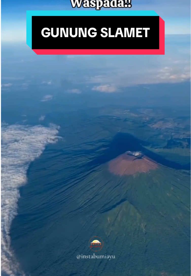 SEMOGA BAIK-BAIK AJA🙏 PERHATIAN! Status Gunung Slamet dipastikan masih WASPADA (Level II) Masyarakat, pengunjung, dan wisatawan dilarang keras beraktivitas dalam radius 2 kilometer dari kawah puncak. BPBD Kabupaten Banyumas merilis hasil evaluasi terbaru dari Pusat Vulkanologi dan Mitigasi Bencana Geologi (PVMBG) untuk periode akhir September 2025. Hasilnya, tingkat aktivitas gunung api tertinggi di Jawa Tengah ini belum berubah dan tetap berada di Level II. Selama periode pantauan, Gunung Slamet masih teramati mengeluarkan asap kawah setinggi 50-200 meter dan terekam adanya gempa tremor terus- meneruS. Menurut PVMBG, aktivitas ini menunjukkan masih adanya tekanan di bawah tubuh gunung yang berpotensi memicu erupsi, sehingga rekomendasi untuk menjauhi area puncak sejauh 2 km tetap berlaku. Meski begitu, hasil pengukuran deformasi gunung (kemiringan dan pergeseran) menunjukkan kondisi yang relatif stabil. Pihak berwenang terus melakukan pemantauan intensif dan mengimbau masyarakat untuk tetap tenang, waspada, serta tidak mudah percaya pada informasi yang tidak jelas sumbernya. Mengingat status Waspada ini sudah berlangsung lama, langkah antisipasi apa yang sudah kamu dan keluargamu siapkan jika sewaktu-waktu aktivitas Gunung Slamet meningkat? Stay safe ya warga sekitar, Sluman, Slumun, Slamet, doa terbaik untuk kita. #gunungslamet #instabumiayu #bumiayu #slametmountain #fypシ゚ 