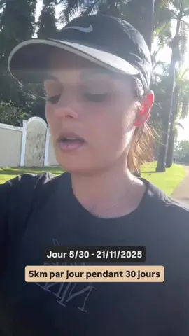 Jour 5/30 - 5km 1er jour où j'ai ressenti la flemme d'y aller. Heureusement que c'était pas un jour de pluie. J'ai eu du mal à démarrer, je sens que mes jambes sont lourdes J'ai tenu à la bonne fréquence cardiaque jusqu'à 3,80km ensuite il a fallu que je marche régulièrement pour la faire redescendre. Mais je valide la course sans café ni musique. #Running #courseapied #5km #run #course 