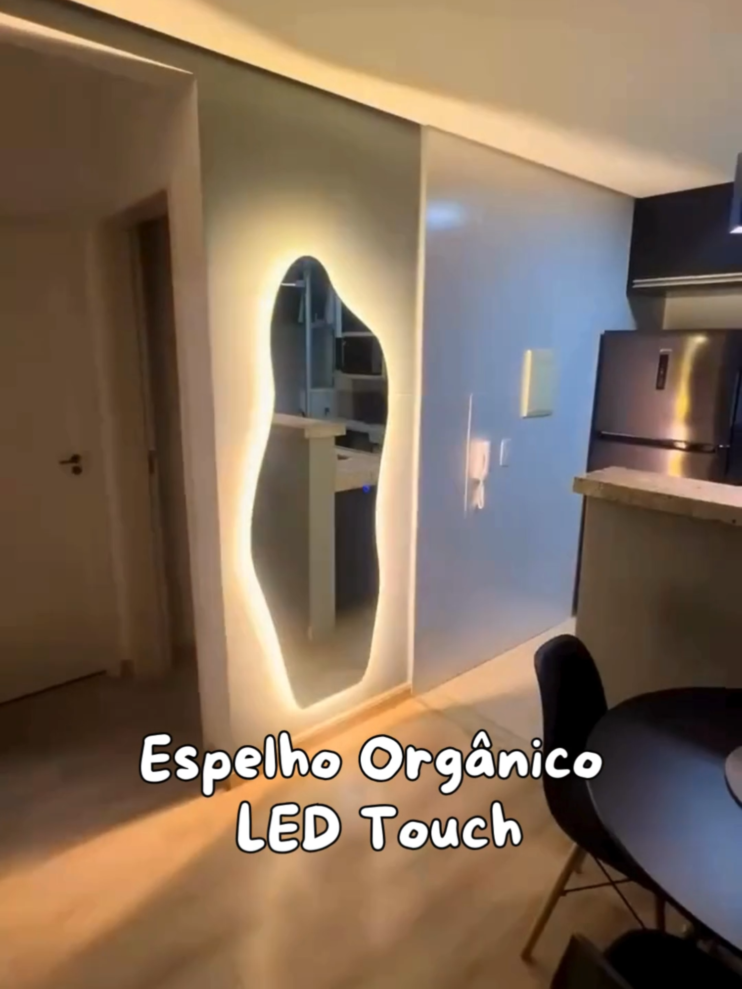 ✨ O poder de um bom espelho na decoração é surreal! Esse Espelho Orgânico com LED Touch virou o destaque da minha casa! O formato fluido deixa o ambiente super moderno e o LED cria aquele efeito sofisticado que ilumina tudo na medida certa. É perfeito pra quem quer transformar qualquer cantinho sem fazer obra — só instalar e pronto, já vira o protagonista do ambiente. 🪞💡 Deixei o link nos comentários, corre lá e aproveita! #shopee #achadinhos #acheinashopee #decoraçao #achadinhosshopee #OfertasShopee #achadinhoscasa