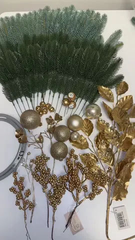 Готовий набір для вашої гірлянди!🎄40 гілочок, шнур та декор золотого кольору.🤩 Ціна: 1150 грн. За деталями в дірект! #декор #матеріалидлядекору #tiktok #новорічнийдекор #основапідкомпозиції
