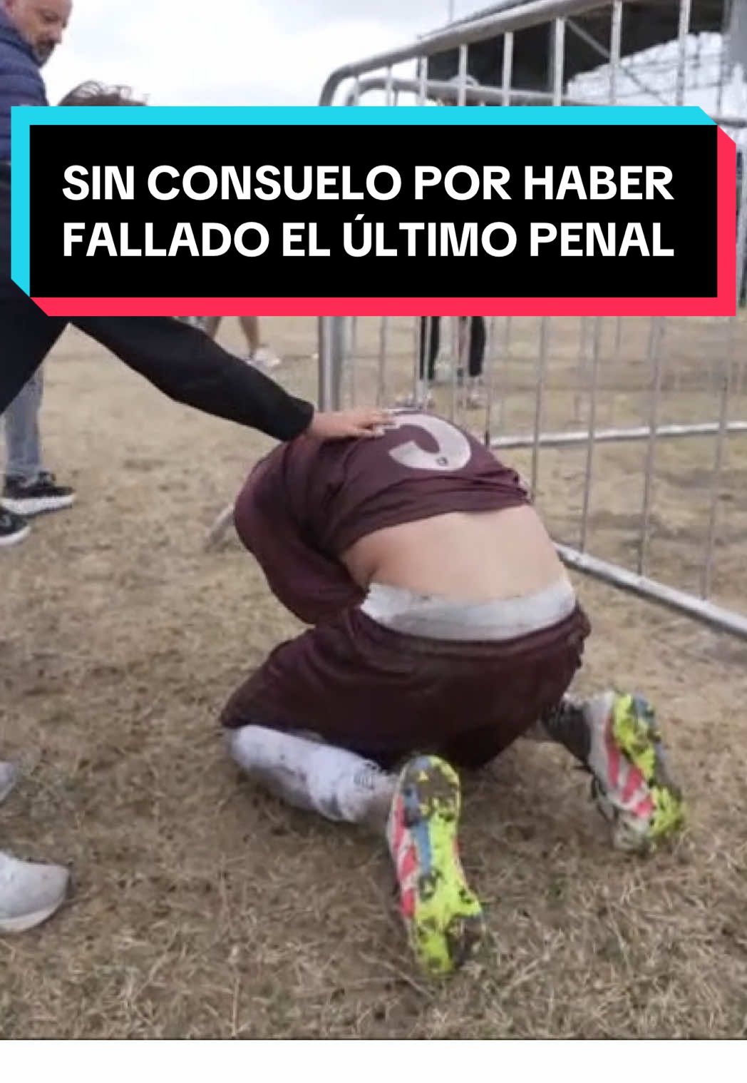 ¡TODOS A BANCAR AL PIBE! 🥹 Gian Mandingorra la rompió en la Copa Potrero y no contuvo el llanto, tras haber fallado el penal que sentenció la eliminación de La Rosario, en manos de San Alberto ❌⚽️ ▶️ Mirá la #CopaPotrero en el Plan Premium de #DisneyPlus #TikTokDeportes #Futbol