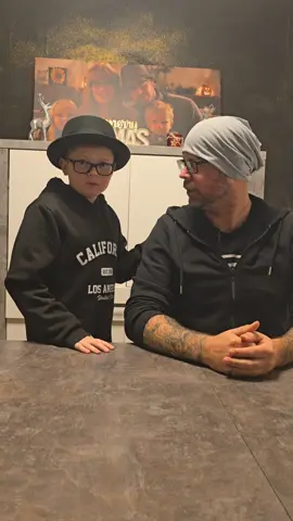 Man muss sich seine Fehlzeiten schönreden. #nicobrian #vaterundsohn #spassmusssein #duo #zeit 