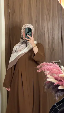 ✨ عباية كريب كوريا مستورد – أناقة وجودة عالية ✨ ثمن: 300 درهم ✔ ثوب كريب كوري مستورد بجودة ممتازة وملمس ناعم ✔ خياطة راقية وتفاصيل أنيقة ✔ متوفرة بجوج ديال المقاسات: المقاس الأول: • 42 فلكتاف • 56 فالصدر • 148 فالطول المقاس الثاني: • 45 فلكتاف • 63 فالصدر • 150 فالطول 🧕 فولار ماليزي – صنع مصري (اختياري) السعر: 90 درهم 🚚 التوصيل متاح لجميع أنحاء المغرب: • الدار البيضاء: 20 درهم • باقي المدن: 40 درهم 💵 الدفع عند الاستلام لي بغا صور إضافية أو معلومات مرحبا بيه �