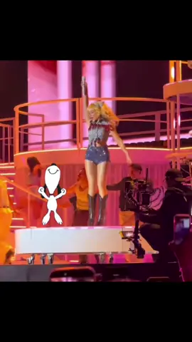 manchild does not apply to snoopy btw! | @Sabrina Carpenter #sabrinacarpenter #shortnsweettour #mansbestfriend🐶 #snoopy #fyp 