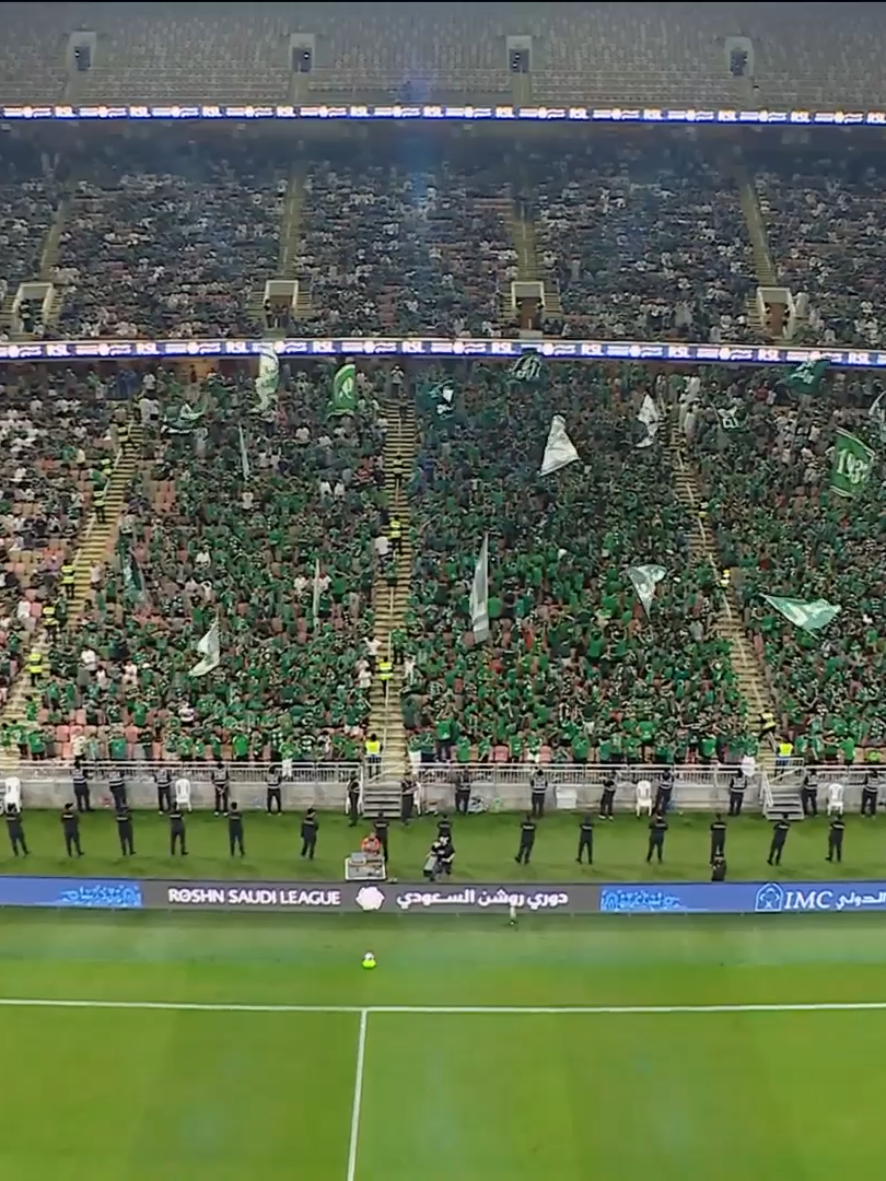جماهير الفريقين مع بداية الوقت بدل الضائع ⏰  هل تُحسَم المباراة بالنتيجة نفسها أم ينتظرنا هدف أخير؟ 🔥 #الأهلي_القادسية
