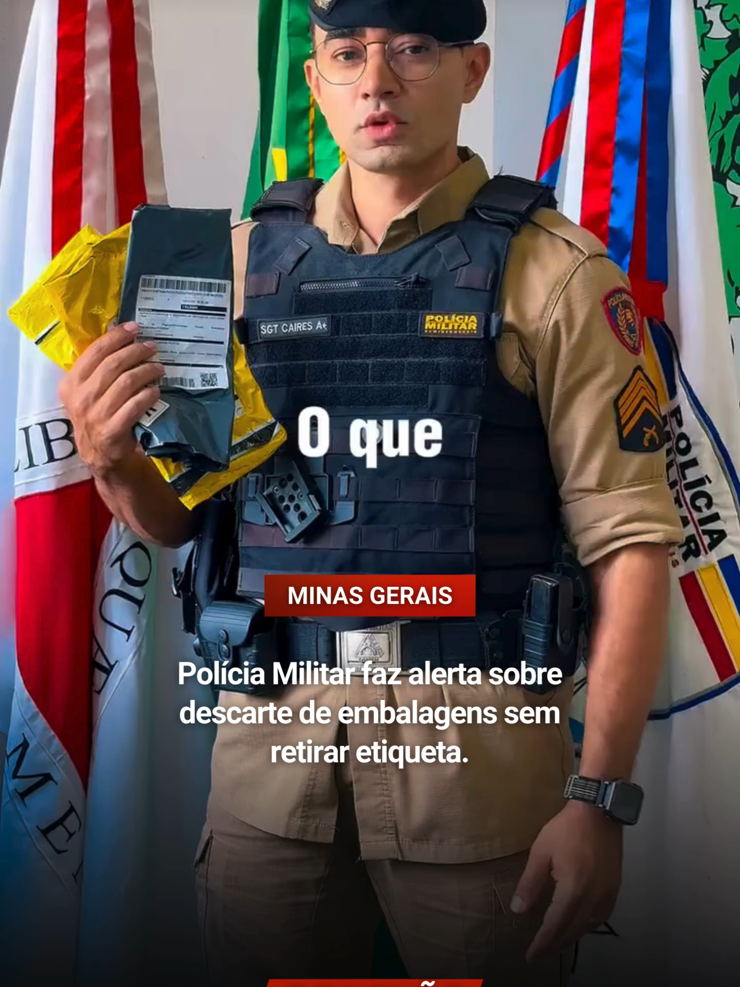 A Polícia Militar de Minas Gerais divulgou um alerta sobre o descarte incorreto de embalagens com etiquetas intactas, que tem se tornado um fator de risco para a segurança dos consumidores. Informações como nome completo, endereço, CPF e telefone, presentes em etiquetas de entregas e produtos, podem ser facilmente acessadas por criminosos quando não são removidas ou inutilizadas. . De acordo com especialistas em segurança digital, muitos golpes começam justamente com dados básicos obtidos no lixo doméstico. Com essas informações, fraudadores conseguem montar perfis completos, aplicar golpes de falsa entrega, compras indevidas e até clonagem de contas em aplicativos. . No vídeo divulgado pelo Tecle Mídia, profissionais demonstram como simples cuidados ajudam a evitar que dados caiam em mãos erradas. Entre as recomendações estão: . • Rasurar completamente ou remover a etiqueta antes do descarte • Destruir códigos de barras e QR Codes • Evitar descartar embalagens intactas em lixos públicos . A orientação vale especialmente para embalagens de compras online, que costumam conter a maior quantidade de dados sensíveis. . A equipe reforça a importância de práticas diárias de proteção de informações pessoais, alertando que pequenos descuidos podem resultar em grandes transtornos. . Vídeo: @pmmg.3rpm.8ciapmind (ig) . Leia mais em: www.conexaotvweb.com.br . #conexaotvweb #pousoalegre24horas #pousoalegre #pousoalegrecity #pousoalegremg #pousoalegreeregião #pousoalegresuldeminas