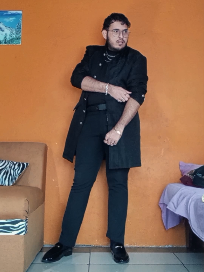 Este es más minimalista, ideal para situaciones más formales, pronto les traeré el vídeo en el programa ✨ - - - #minimalist #darkesthetic #moda #alternativo #outfit 