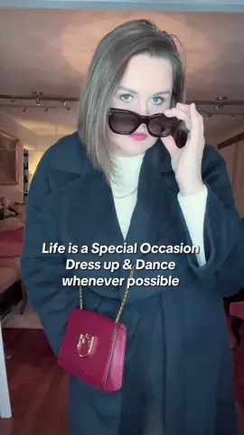 Besides of spending money I also love dancing 🎉💃🏼  Cram and grey office siren 😆 outfit made by: Sweater @GUESS  Trousers @H&M  Heels @Alma en Pena  Coat @Primark  Bag @Furla  Sunglasses @Louis Vuitton 