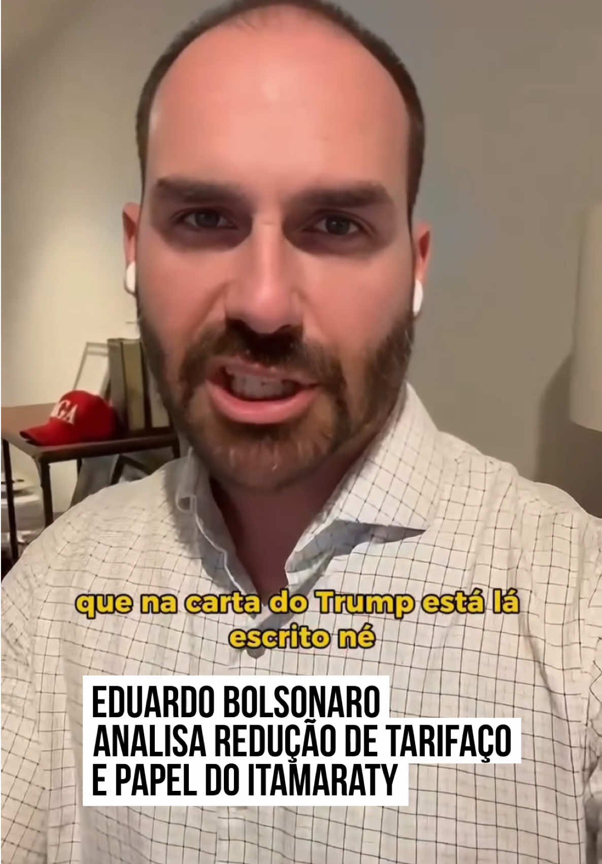 O #deputado federal #EduardoBolsonaro (PL-SP) voltou a comentar, nesta sexta-feira (21/11), a decisão do governo dos #EstadosUnidos de reduzir parcialmente as tarifas impostas ao Brasil. Em vídeo publicado nas redes sociais, o parlamentar afirmou que a medida anunciada pela Casa Branca não deve ser interpretada como resultado da atuação diplomática brasileira, mas sim como consequência de pressões internas enfrentadas pela administração de Donald Trump. “É uma boa notícia. Ninguém é a favor de tarifas, isso nunca foi nosso projeto, mas enxergamos nelas um meio de pressão”, disse Eduardo. Segundo ele, as sobretaxas haviam sido justificadas por Trump com base em ações atribuídas ao ministro Alexandre de Moraes no julgamento do ex-presidente Jair Bolsonaro e de seus aliados. “Esperávamos que a classe política fosse se engajar na defesa da liberdade, pressionando contra aqueles que originaram a tarifa.” O deputado, no entanto, sustentou que a redução anunciada nesta quinta-feira (20/11) não decorre de qualquer articulação do governo Lula. “Não é mérito da diplomacia brasileira. A inflação americana obrigou o Trump a tirar as tarifas, por exemplo, do Brasil, da Colômbia e de produtos altamente consumidos nos Estados Unidos e que estavam pesando no bolso do trabalhador americano”, afirmou. Ele também citou pressões do movimento MAGA e do Senado norte-americano. #TikTokNotícias 