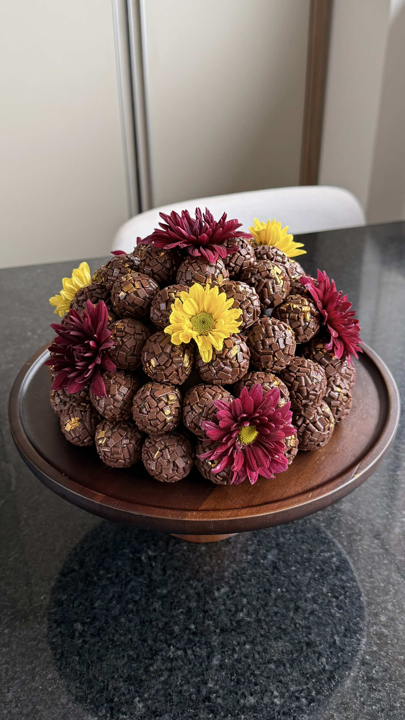 Respondendo a @Leticia Cardoso a cada doce feito eu ficava uns minutos parada observando a obra 😅 #brigadeiro #brigadeirogourmet #docesdefesta #confeitaria