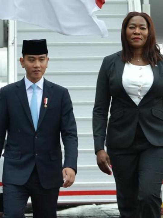 Momen Penyambutan Gibran di Afrika Selatan yang Bikin Kagum! Framing NewsTV – Wakil Presiden Gibran Rakabuming Raka tiba di Johannesburg, Afrika Selatan, pada Jumat sekitar pukul 15.15 waktu setempat setelah menempuh penerbangan selama 10 jam 50 menit untuk menghadiri KTT G20 mewakili Presiden Prabowo Subianto. Setibanya di Bandara Internasional O.R. Tambo, Gibran disambut oleh Menteri Listrik dan Energi Afrika Selatan Kgosientsho Ramokgopa, Dubes RI untuk Afrika Selatan Saud Purwanto Krisnawan, serta Atase Pertahanan RI di Pretoria Kolonel (Mar) Guntur Almasyih. #gibranrakabuming #wapresgibran #kttg20 #johannesburg #afrikaselatan #pemerintahindonesia #diplomasiindonesia #pantsula #prabowosubianto#videoviralitiktok#trendingvideo#fypage#fypシ゚#fypppppppppppppp#fypviralシ#foryoupage❤️❤️ Sahabat Framing NewsTV, jangan lupa Like, Comment, Subscribe dan Share channel YouTube Framing NewsTV, serta aktifkan Lonceng Notifikasi agar tidak ketinggalan update isu-isu terkini di Indonesia.  Bagaimana menurut Sahabat Framing NewsTV terkait berita ini, tulis di kolom komentar ya!