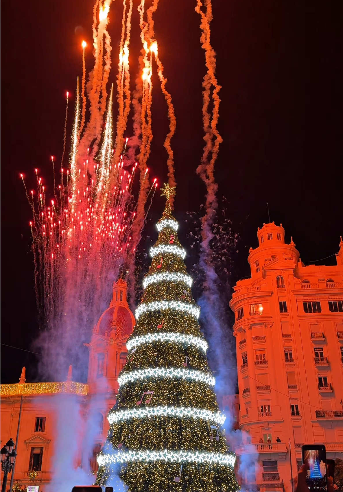Así ha sido el encendido de las luces de Navidad en Valencia 2025. ✨🎄 👉🏽 A partir de mañana 22 de noviembre, todos los sábados hasta el 3 de enero incluido, habrá espectáculo piromusical a las 18:30.  🔒Guárdalo y no te lo pierdas porque merece la pena. 🤩 #valencia #navidad #luces #encendido #2025 