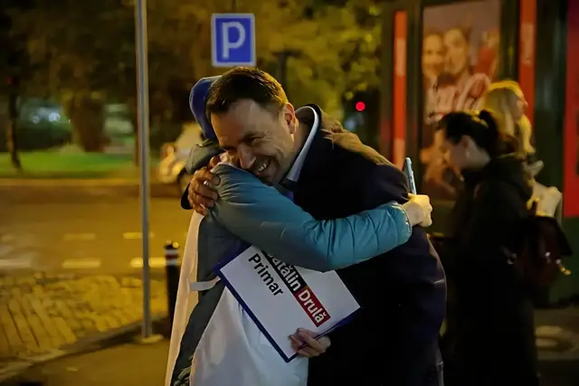 Dacă sondajele mincinoase demoralizează? Desigur, că suntem oameni. Ieri a fost o zi grea. Dar ce nu înțelege domnul primar de la sectorul 6, Ciprian Ciucu, este că USR s-a NĂSCUT în stradă, printre români. Așa că, de ieri până astă seară, eu am vorbim cu fix 145 de bucureșteni. Sondajul meu personal: ,, Ne-am amânat plecarea de vineri pe luni, să putem vota Cătălin Drulă, eu și soția”. ,, Bateți la o ușă deja...DESCHISĂ, nu trebuie să mă convingeți”. ,, Pe el îl votăm, nu gașca aia usl-istă...” Și ultimul mesaj pe care l-am preluat, seara târziu, de la o doamnă de lume bună, din București, cu nume de poem ( ce rămâne anonim, evident) a sunat cu un râs blând, atât de frumos: ,, Puteți să mă rețineți mai mult, putem discuta, cum să nu-l votez???”💖 Sondajele MINCINOASE dor, pentru că MINCIUNILE politicienilor ,,vechi” la metehne ne-au ținut captivi zeci de ani... Ce nu înțeleg domnul Ciucu sau domnul Băluță, este că OAMENII...VOTEAZĂ. Ei au ULTIMUL CUVÂNT. Și de ieri până azi, nu trebuie să mă credeți, am întâlnit o ÎNDÂRJIRE crescută a bucureștenilor de a ARĂTA că nu mai pot fi mințiți sau păcăliți și nu mai pot fi luați de proști... Bucureștenii SUNT DEȘTEPȚI. Așa că mai faceți sondaje domnule Ciucu.  Pentru că nu înțelegeți un lucru simplu: cu cât vreți să PĂCĂLIȚI mai mult lumea, cu atât o convingeți de ceea ce...sunteți: un lupișor cu blăniță de oaie... Ce nu pricepe domnul Ciucu este că USR, în astfel de momente, când este ATACAT cu mârșăvii, din toate părțile, se MOBILIZEAZĂ cel mai BINE.  Că USR, când este atacat, se ÎNTOARCE la oameni. Și ei VĂD. Și ȘTIU. NOI SUNTEM USR. Și de câte ori a contat cu adevărat să apărăm oamenii am fost Puternici și Curajoși. Nu puteți dumneavoastră ,,sonda” cât SUNT bucureștenii de DEȘTEPȚI.  Nu puteți minți, cât poate spune USR ADEVĂRUL, bucureștenilor. Și adevărul este unul: veți pierde usl 2.0, 3.0, cum vă mai numiți zilele astea...  Veți pierde roș-galbenilor interschimbabili la geci, nu și NĂRAVURI. Și vă este frică că pierdeți...banii cu care cumpărați...,,putere”. Pur și simplu. Despre asta-i vorba la voi, BANI... Veți vedea că veți pierde. Pentru că la noi OAMENII contează. NOI SUNTEM USR. Și bucureștenii știu asta. Începe CAMPANIA.  Noi suntem USR💙