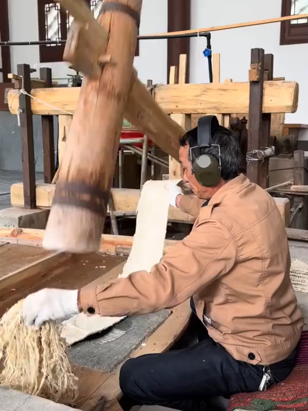 Así se hace el papel Xuan: arte en cada hoja 📜🌳 Hecho con corteza remojada y secado al sol, este papel tradicional chino es perfecto para caligrafía por su suavidad y precisión.