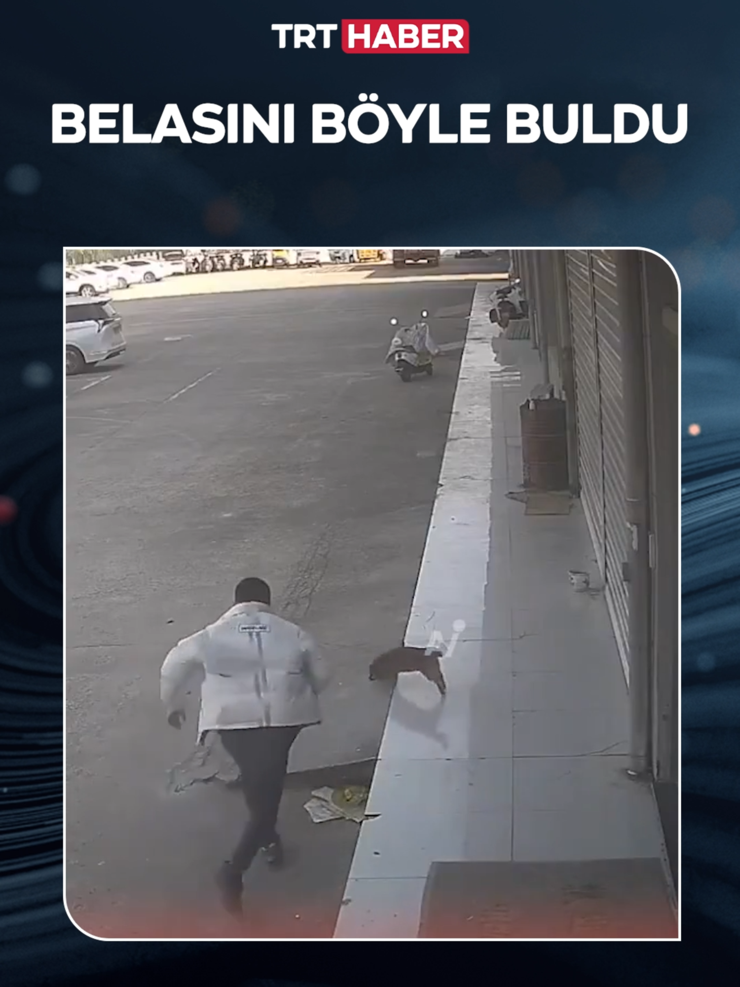 Çin’de bir adam, köpek kovaladığı esnada yere kapaklandı.