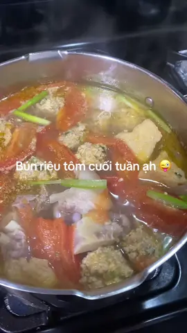 Cuối tuần e nấu nồi bún riêu toim thịt ăn nhen 👍😛