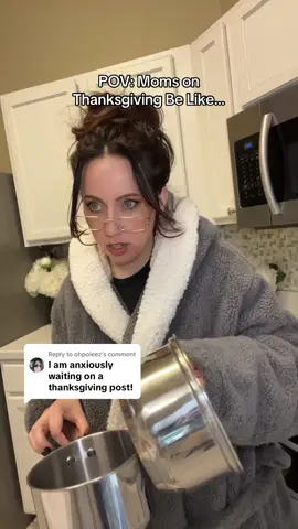I hope everyone has a ✨lovely chaotic time✨😅😅😅 #momsbelike #thanksgiving #hilarious #comedian #holidays