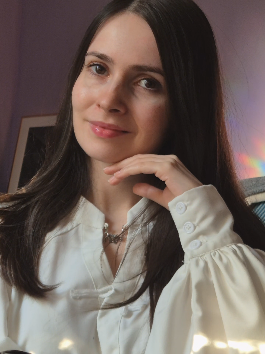 ✨ Rutina mea de răsfăț pentru păr tocmai a primit un upgrade serios. Cu Nelly Professional am descoperit acel echilibru perfect între eficiență, lux și ritualurile simple care mă fac să mă simt bine în fiecare zi. 💛 Ce ador la produsele lor? Sunt create în Spania, cu o tradiție puternică în îngrijirea părului și a pielii, și aduc vibe-ul de salon direct la mine acasă. Fiecare produs e ca o promisiune: texturi plăcute, rezultate vizibile și formule care chiar își fac treaba. 💛✨️ Spray-ul termoprotector și uleiul de păr sunt preferatele mele și le folosesc cu mare drag pentru îngrijirea părului meu. Nelly Professional e pentru cei care vor mai mult decât 