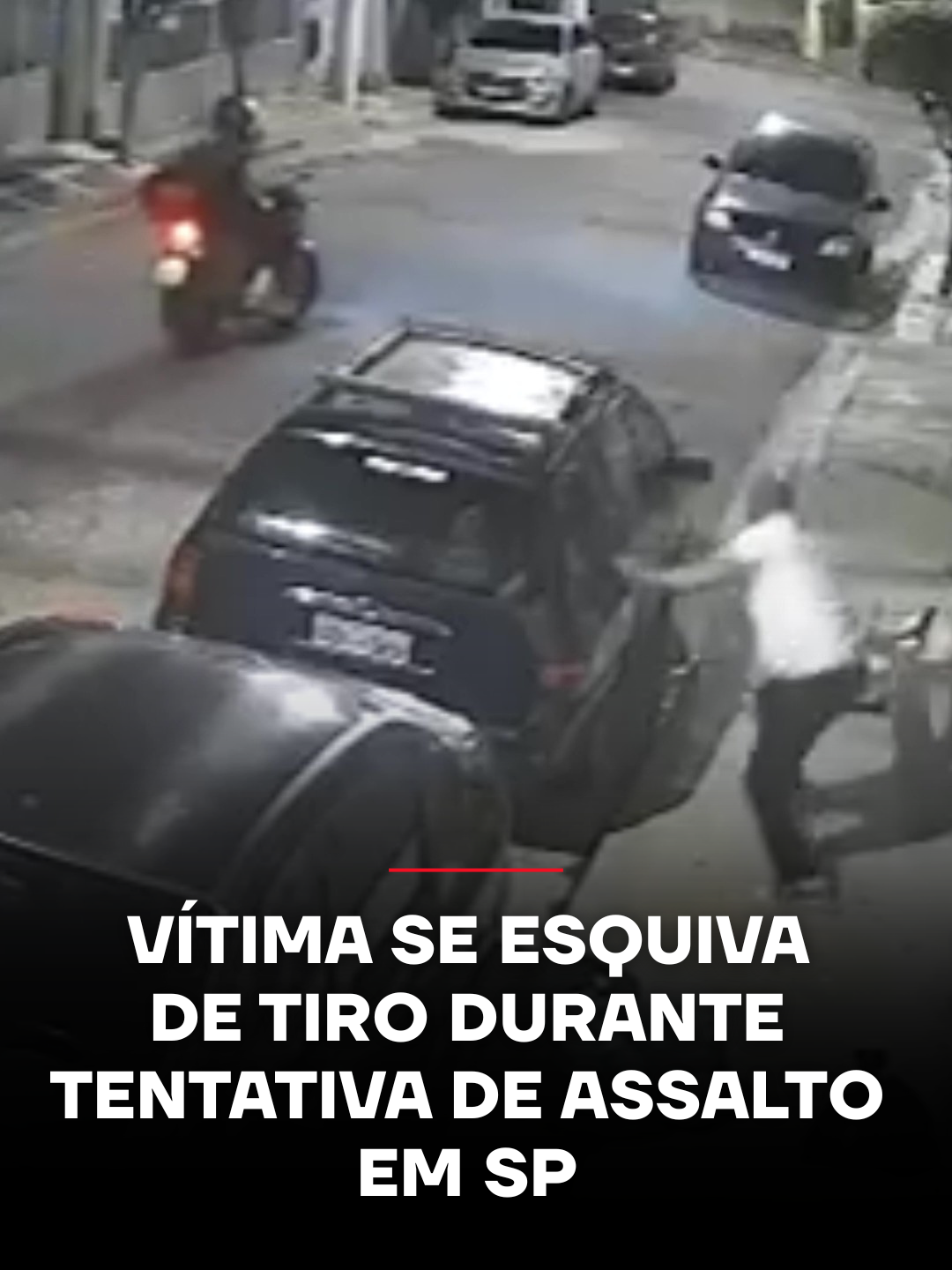 Câmeras de segurança flagraram, na noite desta quinta-feira (20), uma tentativa de assalto na Rua Salomão Gebara, no Grajaú, Zona Sul de São Paulo. O registro mostra o momento em que um motociclista armado dispara durante a ação. De acordo com as imagens, a vítima percebe a aproximação do suspeito e rapidamente corre para a calçada após lançar a mochila para o lado. O criminoso então aponta a arma e atira, atingindo a parede a poucos centímetros do trajeto por onde a pessoa havia passado instantes antes. Apesar da violência, ninguém ficou ferido e nada foi roubado. Após o disparo, o assaltante fugiu do local. A Polícia Militar informou que não recebeu acionamento referente à ocorrência. 🎥 Reprodução/Instagram/@@foconainterlagos/@myhoodbr 📺 Confira na JP News e Panflix 📌 Siga o nosso perfil @jovempannews #Brasil #JovemPanNews #SP #Assalto #Tiro