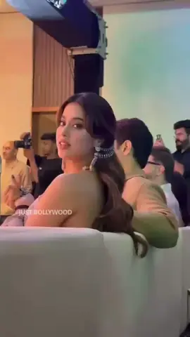 #foryou#janhvilapoor#foryoupage#bollywoodsong 