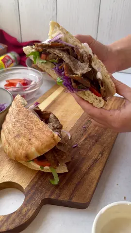 🌯Овој вирален донер стана хит, толку е сочен и лесен за подготовка, што ќе сакате да го направите веднаш дома. Иако бев скептична да го пробам, со сигурност можам да речам дека е 10/10.  Состојки: 500 г мелено месо  ½ рендан или блендиран кромид 1 лажичка грчки јогурт 1 лажичка мешан сув зачин ½ лажичка лукче во прав ½ лажичка мелен бибер Малку чили Сол по вкус 4–5 пита лепчиња (сомуни) или тортиљи Зелена салата (марула) Зелка Црвен кромид Патлиџан За сосот: 100 г грчки јогурт 2 лажици сок од лимон ½ лажичка лукче во прав Сол и бибер по вкус Малку вода (додавајте по малку додека ја добиете посакуваната густина) Начин на подготовка: 1. Во длабок сад измешајте го меленото месо со кромидот, јогуртот, сувиот зачин и солта. Мешајте 2–3 минути додека смесата добро не се соедини. 2. Поделете ја смесата на 2 еднакви делови од околу 250 г. 3. Следно, ќе ви требаат две парчиња од Fino хартијата за печење. Тие се големи и лесно собираат поголема количина месо, па нема да треба да правите многу серии и премотувања. 4. Ставете 250г од месото на средина од едното парче хартија, па покријте го со втор лист (една хартија долу + една горе). 5. Со сукало или чаша развлечете го месото во тенок, рамномерен слој. 6. Отстранете ја горната хартија внимателно. Долната хартија останува. 7. Со помош на долната хартија лесно свиткајте го месото, како што е прикажано во видеото. Повторете ја истата постапка и со вториот 250-грамски дел. 8. По желба, можете дополнително да ги завиткате и во алуминиумска фолија. Печете на 200°C околу 15–20 минути. 9. Потоа извадете ги од хартијата, исечкајте ги на помали парчиња и вратете ги назад уште 5–10 минути на 220°C, или додека не заруменат. 10. Доколку правите со пита лепче , можете да го пресечете на половина и да го наполните внатре по желба, па да сервирате така.  А доколку правите во тортиља, тогаш убаво завиткајте ја со парче алуминиумска фолија за да не ви избегаат соковите од сосот и месото.