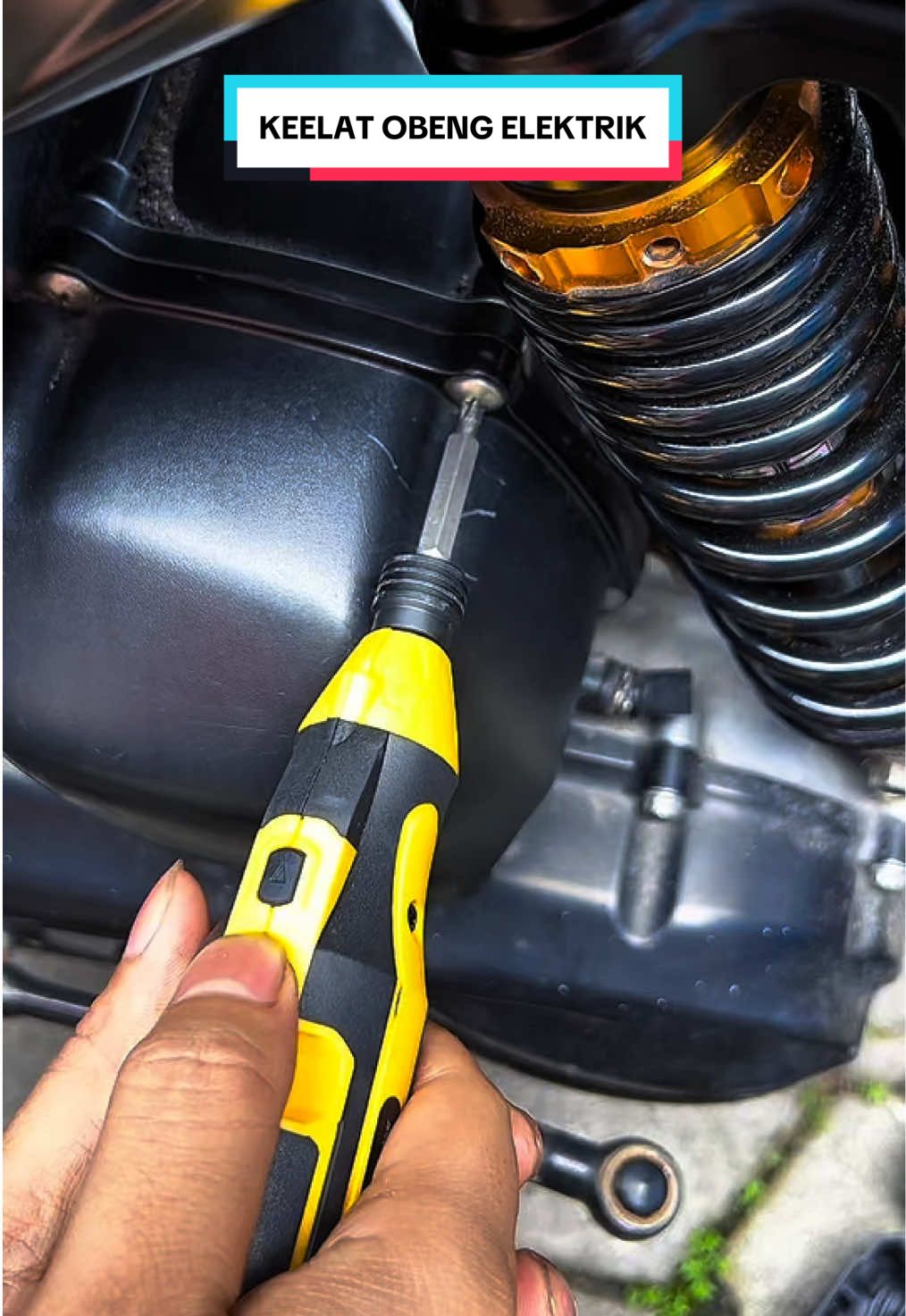 Obeng Elektrik KEELAT adalah cordless screwdriver serbaguna yang dilengkapi motor kuat 3.6V, torsi maksimal 6Nm, serta kecepatan putar hingga 220 rpm. Cocok untuk perbaikan rumah, merakit furnitur, bongkar pasang elektronik, hingga kebutuhan profesional. Satu set lengkap dengan berbagai jenis mata obeng, kabel charger, dan case premium yang rapi serta tahan lama. Dengan baterai yang awet dan desain ergonomis, obeng elektrik ini sangat mudah digunakan bahkan untuk pemula. Hemat waktu dan tenaga untuk semua pekerjaan kamu. Dapatkan harga promo sekarang dan nikmati kualitas terbaik dari KEELAT! #obengelektrik #cordlessscrewdriver #obenglistrik #bormini #keelat 