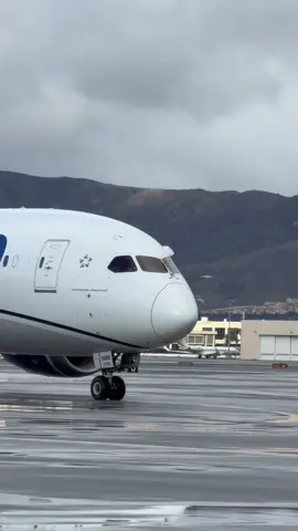 Gorgeous @United Airlines 787-9 taxiing out for departure in SFO. #aviation #airplane #avgeek #planespotting #aviationtiktok 