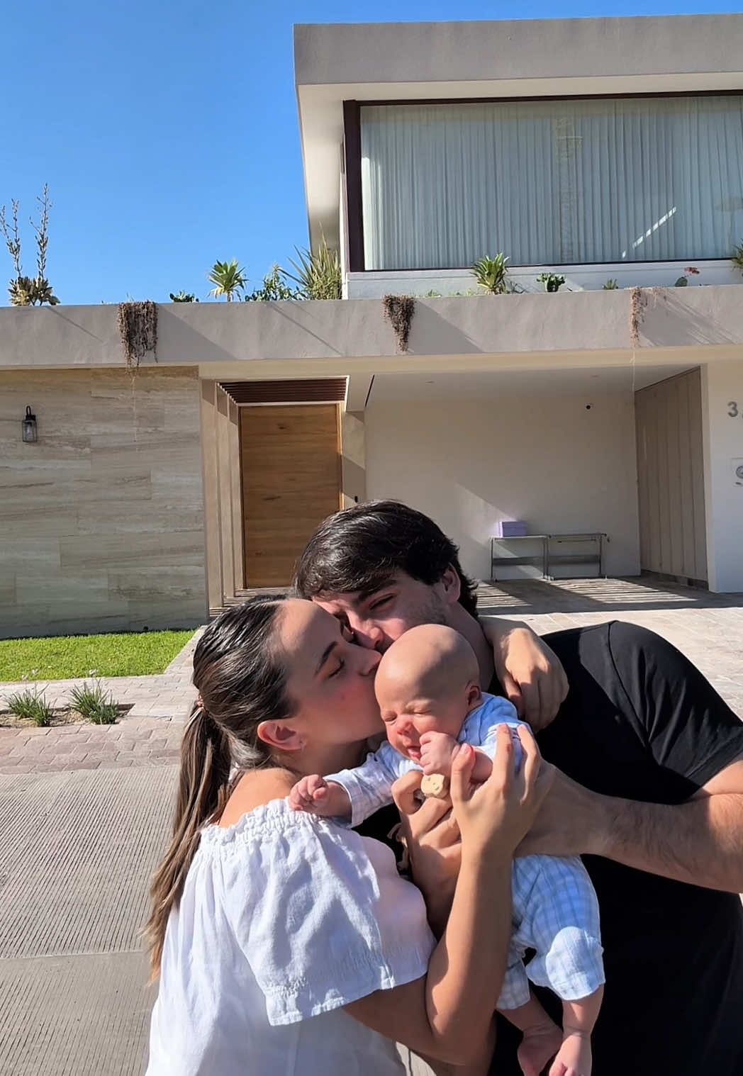 Creciendo juntos 🐨🤍🏡🤰🏻 No sé qué cambió más.. la casa, yo o Carlitos?  Se nos juntaron dos increíbles esperas y hoy por fin se completaron las dos🙌🏼 nuestra casa que se convirtió en hogar desde el día uno y mi bebito hermoso!!  #faliz #familia #casa #construccion #mamaprimeriza  