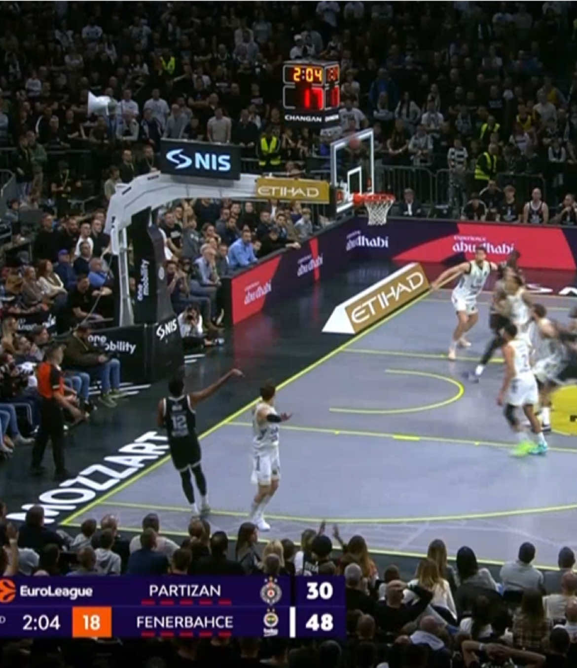 PRA TRÊSSSS!! ⛹‍♂🏀🔥 Brown soltou o braço e anotou mais 3 pontos para o Partizan! 💪🔥 Acerte na ❌ #Xsports #EuroliganaXsports