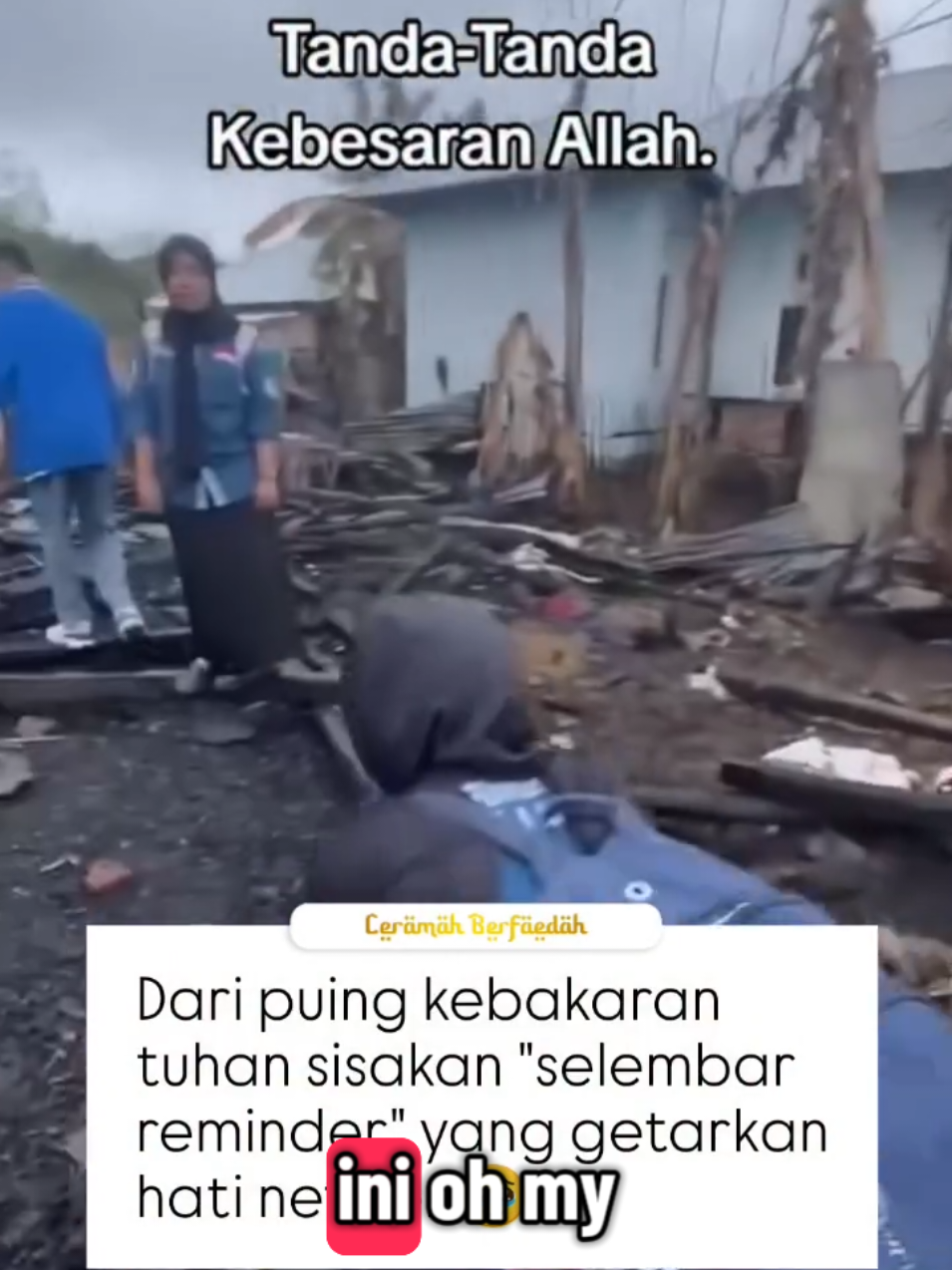 Musibah kebakaran di Desa Dumu, Kecamatan Langgudu, Bima, menyisakan duka mendalam bagi warga.  Di tengah proses penyaluran bantuan, pengurus OSIS SMANSATU Langgudu menemukan potongan ayat suci Al-Qur'an yang masih utuh di antara puing-puing bangunan yang hangus.  Temuan ini membuat para relawan terharu, mengingat ayat tersebut berisi peringatan dan pelajaran dari Surah Al-hasyr ayat 2.  Dalam kunjungan kemanusiaan tersebut, OSIS SMANSATU Langgudu tidak hanya membawa bantuan berupa kebutuhan dasar, tetapi juga memberikan dukungan moral untuk para korban yang kehilangan tempat tinggal.  Di balik musibah ini, warga diajak untuk tetap tabah karena segala kejadian telah tertulis dalam Lauhul Mahfuz, ketetapan Allah SWT yang mencakup seluruh takdir alam semesta.  #ayatsucialquran #potonganayatsuci #kebakaran #temuankebakaran #osissmansatu