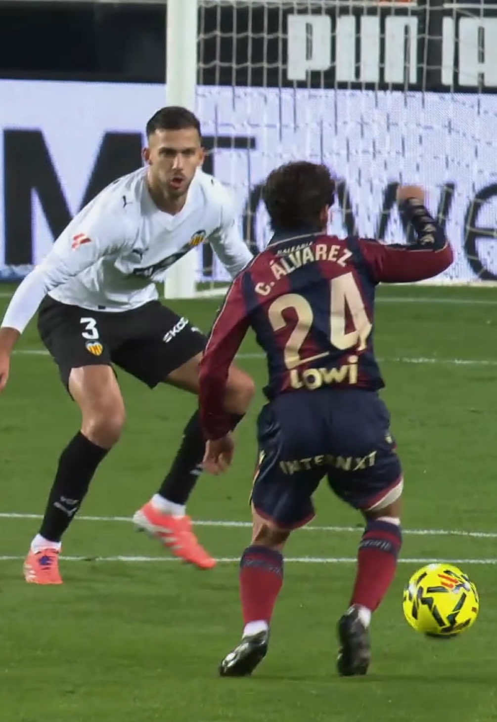 That control: 🤤. #ValenciaLevanteUD #LALIGAHighlights #LALIGAEASPORTS #deportesentiktok 