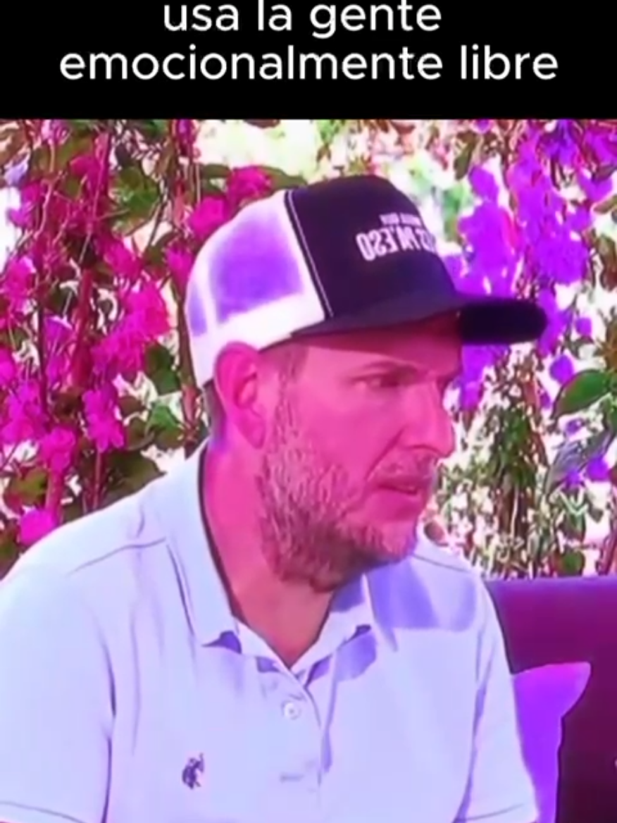 A veces creemos que amar es recibir, que una relación es válida solo si el otro responde, llama, busca, “devuelve”. Pero eso no es amor: es expectativa. Las relaciones se vuelven más sanas cuando dejas de esperar que el otro te complete, te salve, te valide o te compense. El amor real no es una transacción. Puedes pasar semanas sin hablar con tu familia y aun así amarlos. Puedes dar sin recibir nada de vuelta y no perderte. Puedes querer sin controlar, sin exigir, sin negociar tu paz. El ser humano está diseñado para DAR. Cuando sueltas la necesidad de retorno, lo que queda es amor más liviano, más libre, más maduro. ✨ Amar es el arte de ofrecer, no de exigir. ✨ Amar sin expectativa no te hace frío, te hace libre. Si este mensaje te movió… estás listo para sanar tus vínculos desde otro lugar. #sanacionemocional #biodescodificacion #heridasdelainfancia #amorproprio 