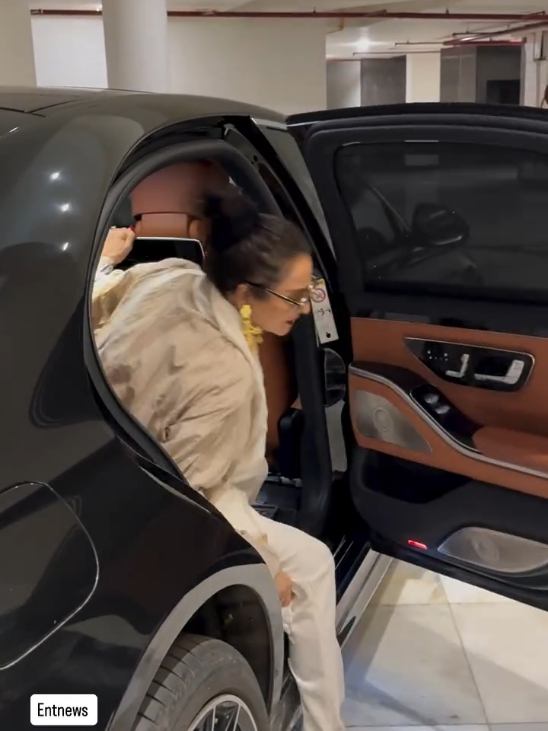 Ageless beauty, boundless energy—Rekha ji is the epitome of timeless elegance 👑💐 #rekha #fyp #foryoupage #bollywood #fouryou #tiktokindia #tiktokviral #bollywoodsong 